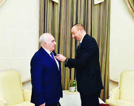 Президент Ильхам Алиев вручил депутату Милли Меджлиса Фаттаху Гейдарову орден «Истиглал»