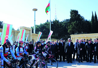 По случаю Дня физической культуры и спорта в Баку был проведен велопробег