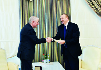 Председатель Центральной избирательной комиссии Мазахир Панахов Ильхаму Алиеву удостоверение кандидата в президенты