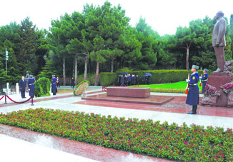 Посещение могилы великого лидера Гейдара Алиева