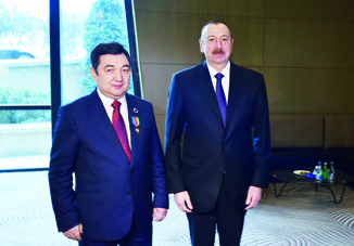 Президент Ильхам Алиев вручил президенту Международной тюркской академии Дархану Кыдырали орден «Достлуг»