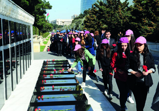 Нахчыванские школьники посетили могилу великого лидера Гейдара Алиева и Шехидляр хиябаны