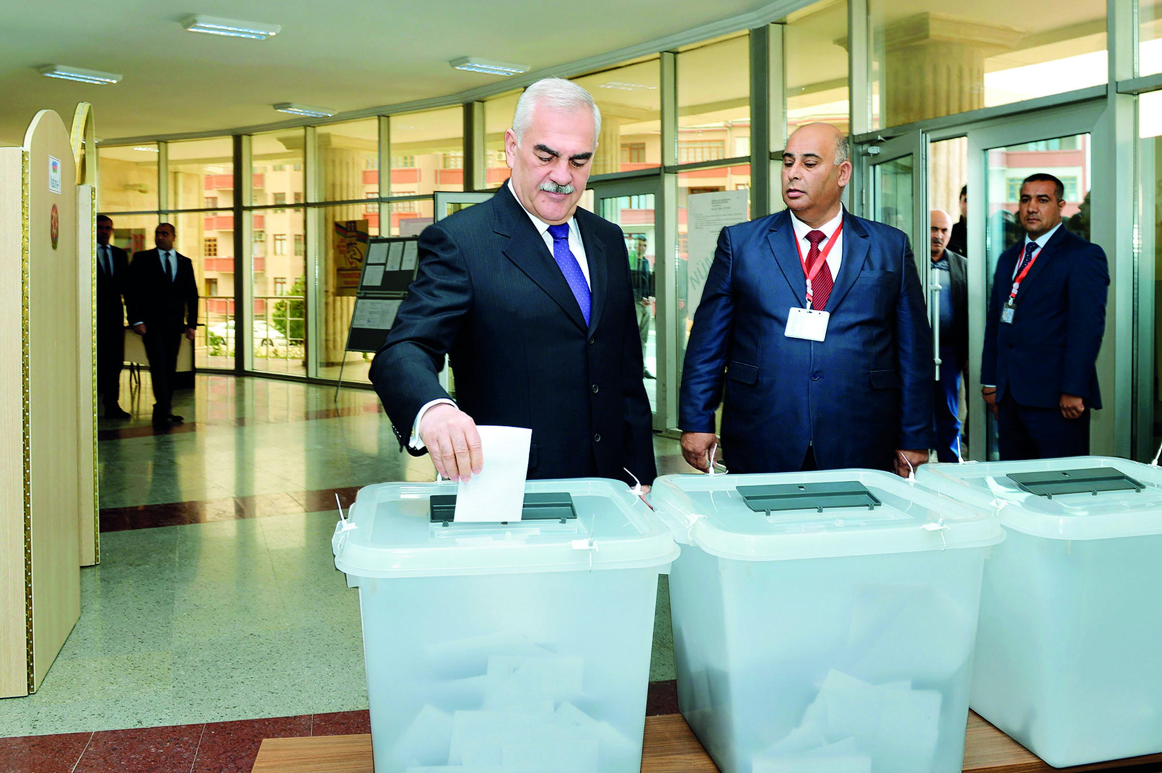Председатель Верховного Меджлиса Нахчыванской Автономной Республики проголосовал на избирательном участке №4—15 в городе Нахчыван