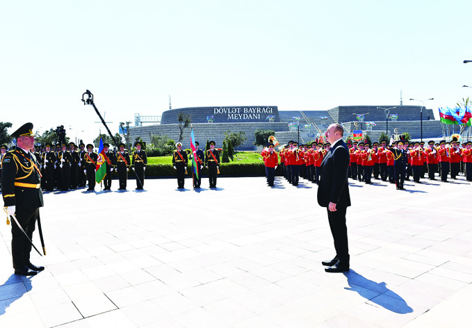 Президент Азербайджана Ильхам Алиев побывал на Площади Государственного флага