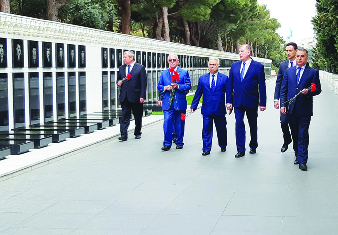 Украинская делегация посетила могилу общенационального лидера Гейдара Алиева и Шехидляр хиябаны