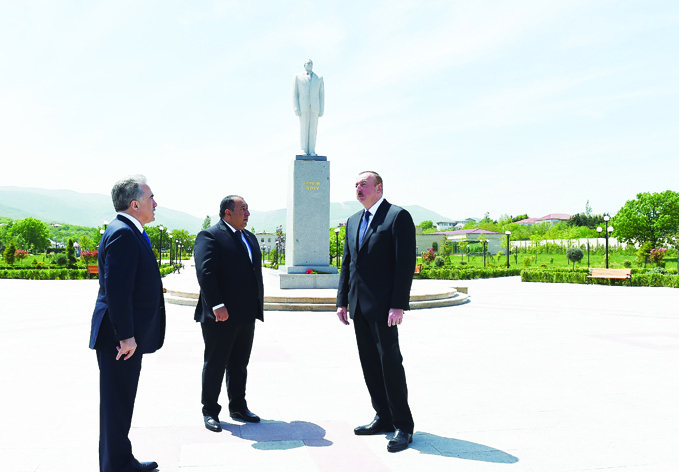 Посещение памятника общенациональному лидеру Гейдару Алиеву в городе Хызы