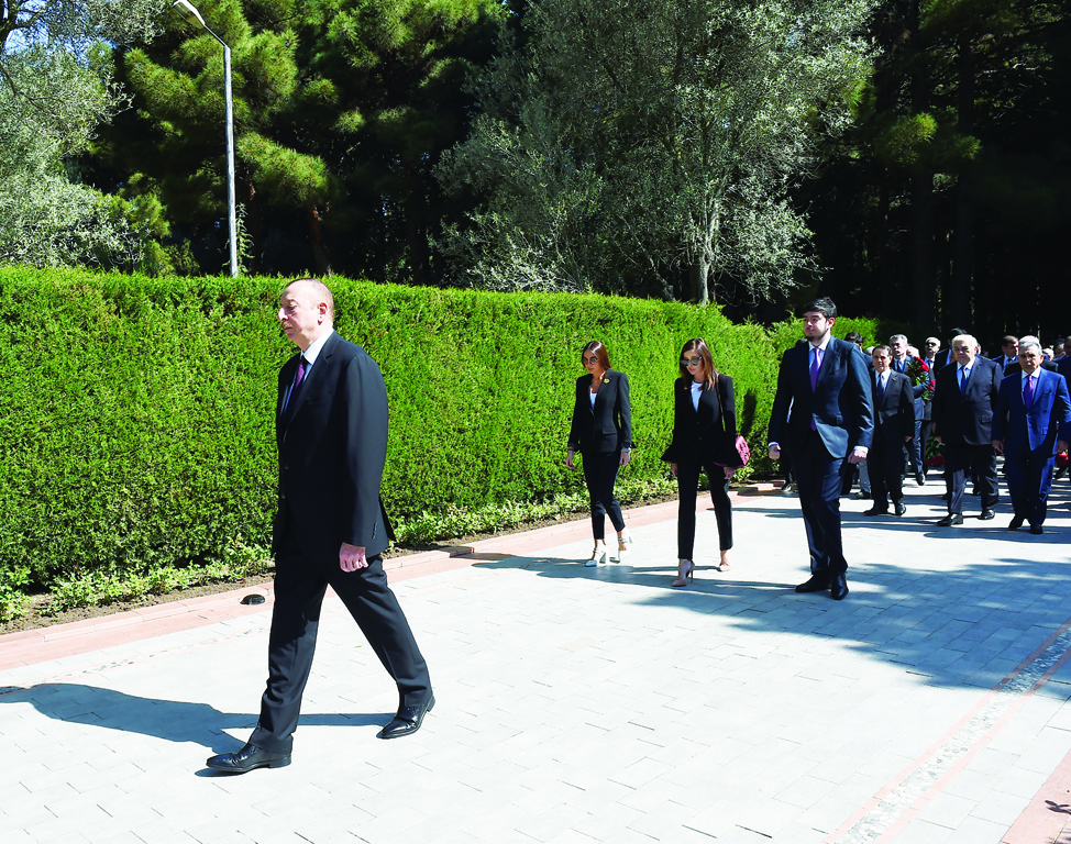 Президент Ильхам Алиев посетил могилу великого лидера Гейдара Алиева в Аллее почетного захоронения