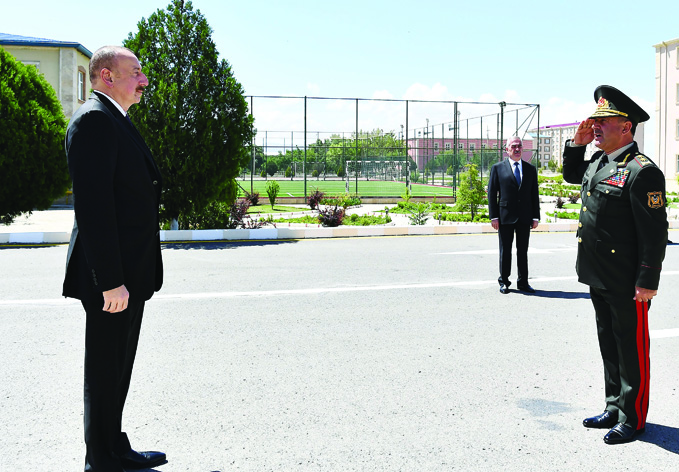 Ознакомление с условиями, созданными в Н-ской воинской части Отдельной общевойсковой армии Президент, Верховный Главнокомандующий Ильхам Алиев открыл здесь новую военную больницу