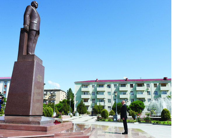 Посещение памятника общенациональному лидеру Гейдару Алиеву