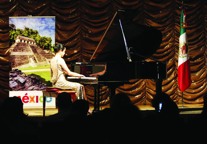 В Баку состоялся сольный концерт мексиканской пианистки Аргентины Дуран