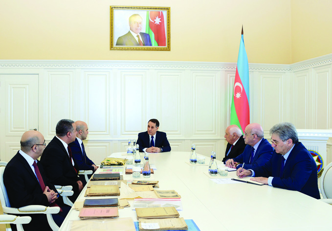 Государственный флаг,который прежде находился в Парламенте Азербайджанской Демократической Республики, представлен правительству