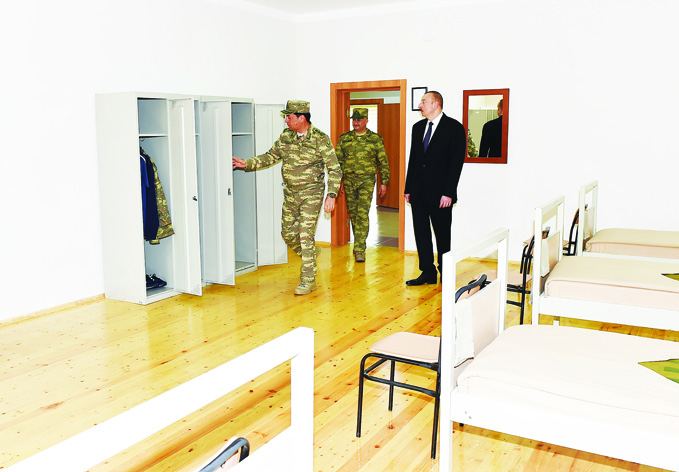Верховный Главнокомандующий Ильхам Алиев ознакомился с городком, построенным для Н-ской воинской части Министерства обороны