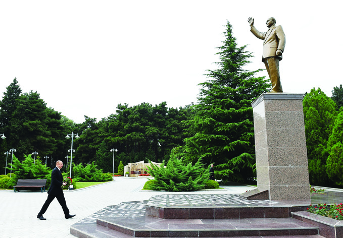 Посещение памятника общенациональному лидеру Гейдару Алиеву в городе Нафталан