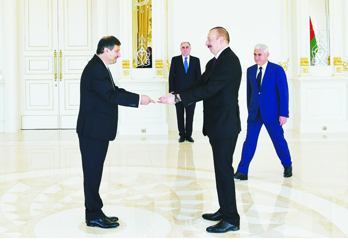 Президент Ильхам Алиев принял верительные грамоты новоназначенного посла Болгарии в Азербайджане