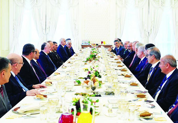 Состоялась встреча президентовАзербайджана и Турции в расширенном составе в рамках рабочего обеда