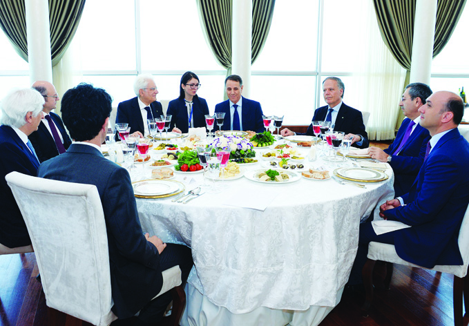 Состоялся совместный рабочий обед премьер-министра Азербайджана Новруза Мамедова и Президента Италии Серджо Маттареллы
