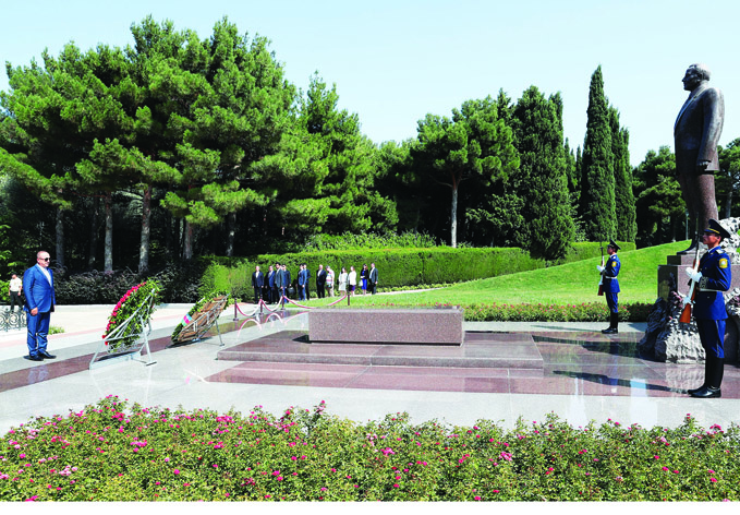 Министр иностранных дел Турции посетил могилу великого лидера Гейдара Алиева и Шехидляр хиябаны