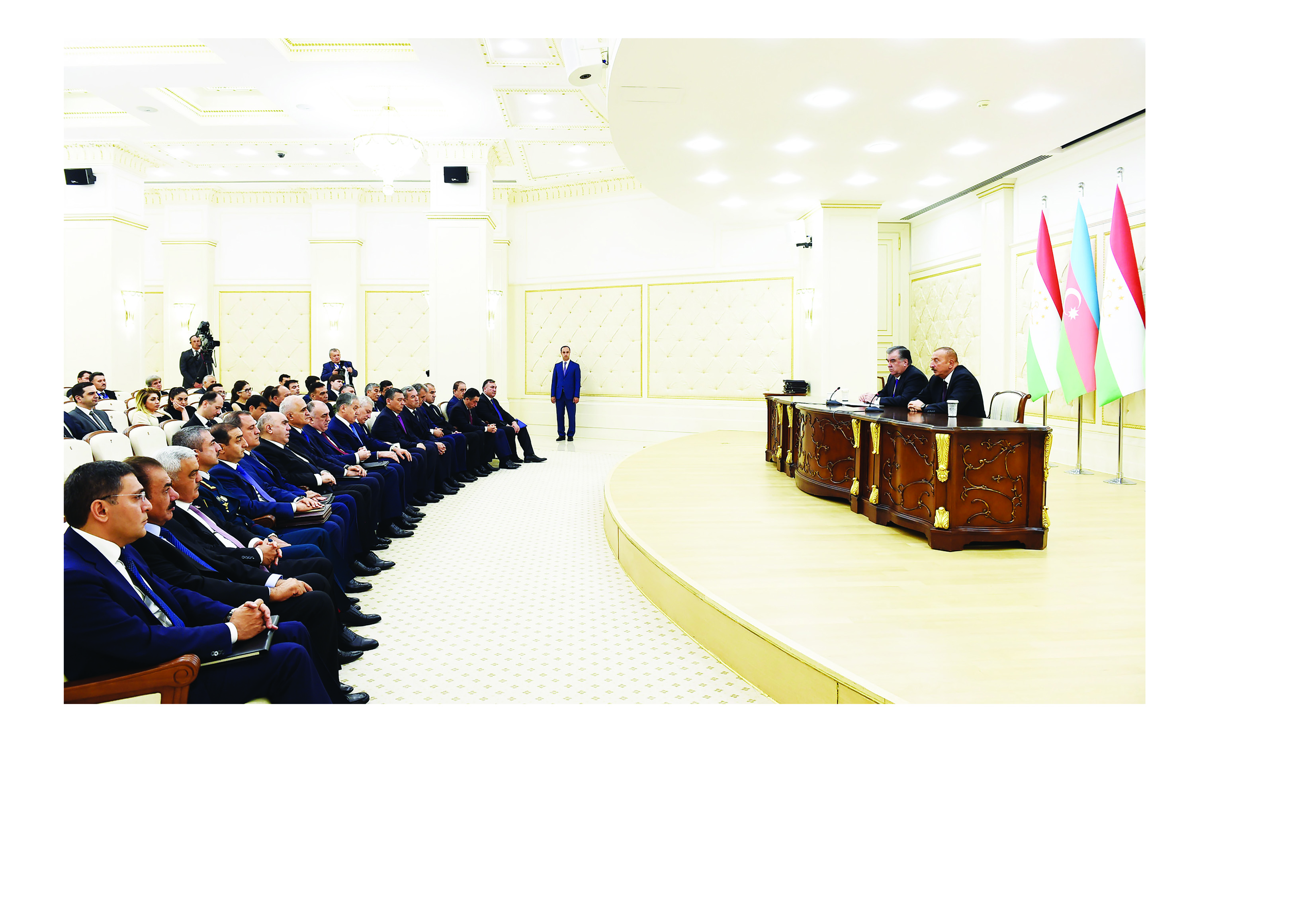 Президенты Азербайджана и Таджикистанавыступили с заявлениями для печати