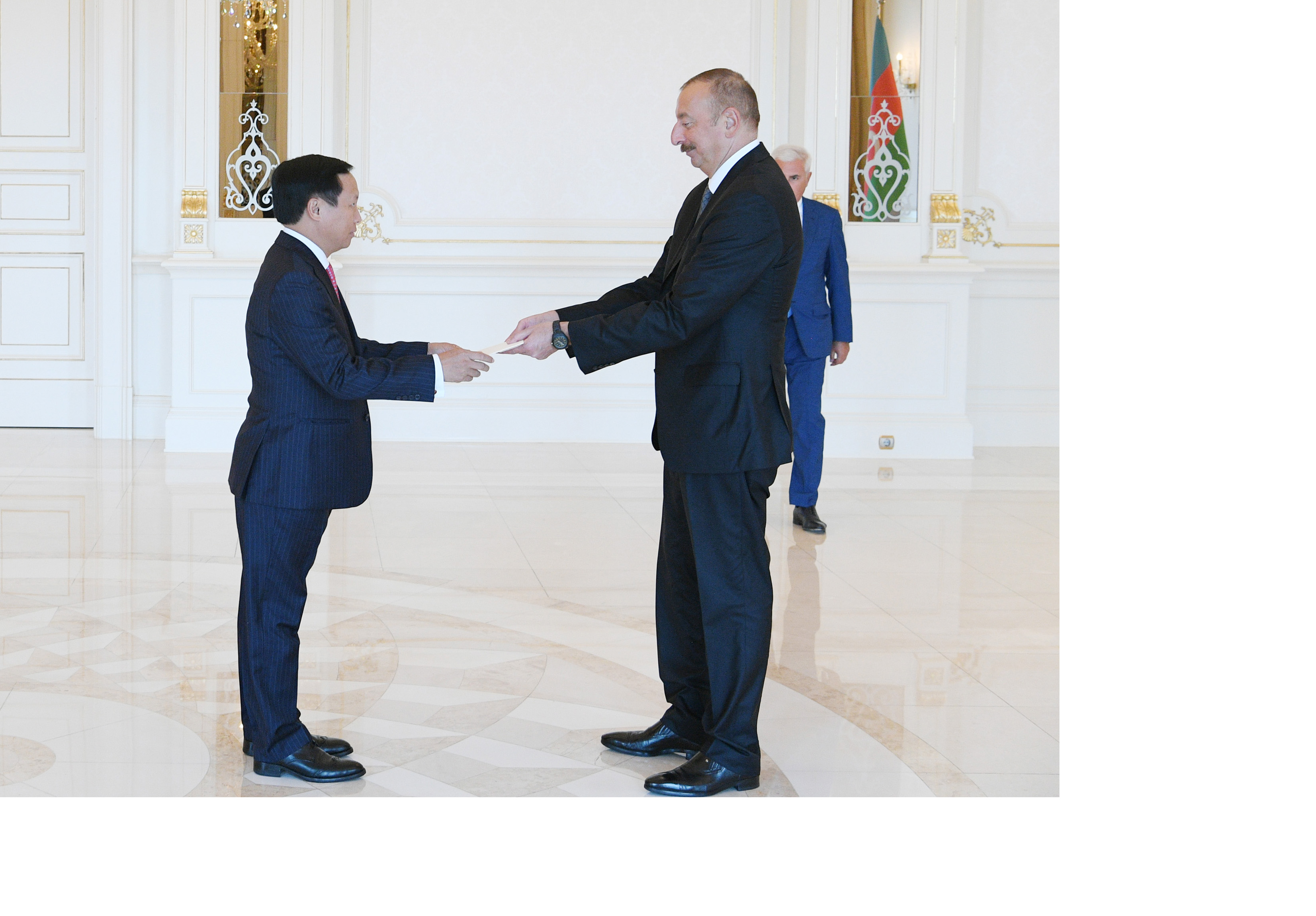 Президент Ильхам Алиев принял верительные грамотыновоназначенного посла Вьетнама в Азербайджане