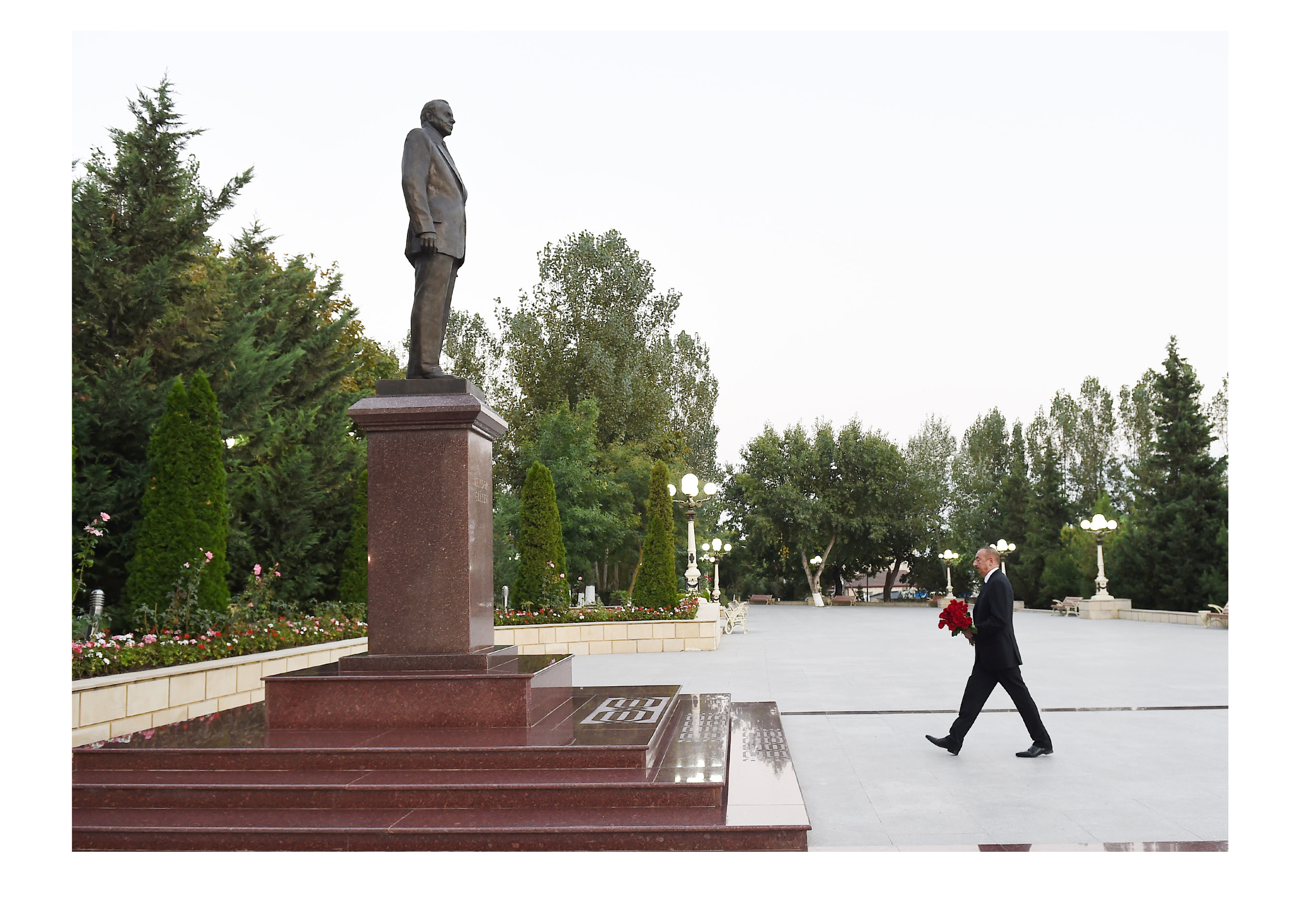 Посещение памятникаобщенациональному лидеруГейдару Алиеву в Шамахе