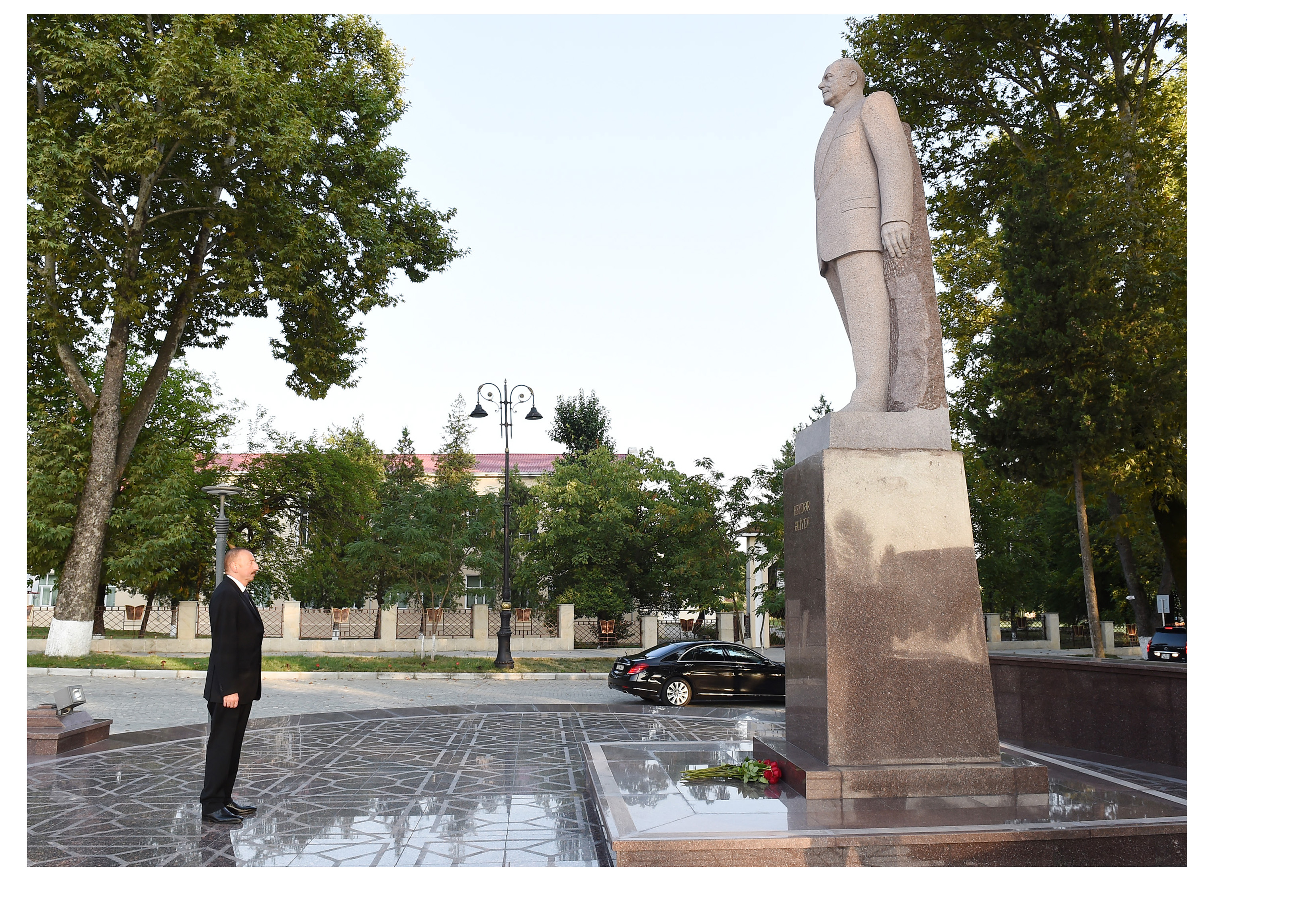 Президент Ильхам Алиев посетил памятникобщенациональномулидеру Гейдару Алиевув Исмаиллинском районе