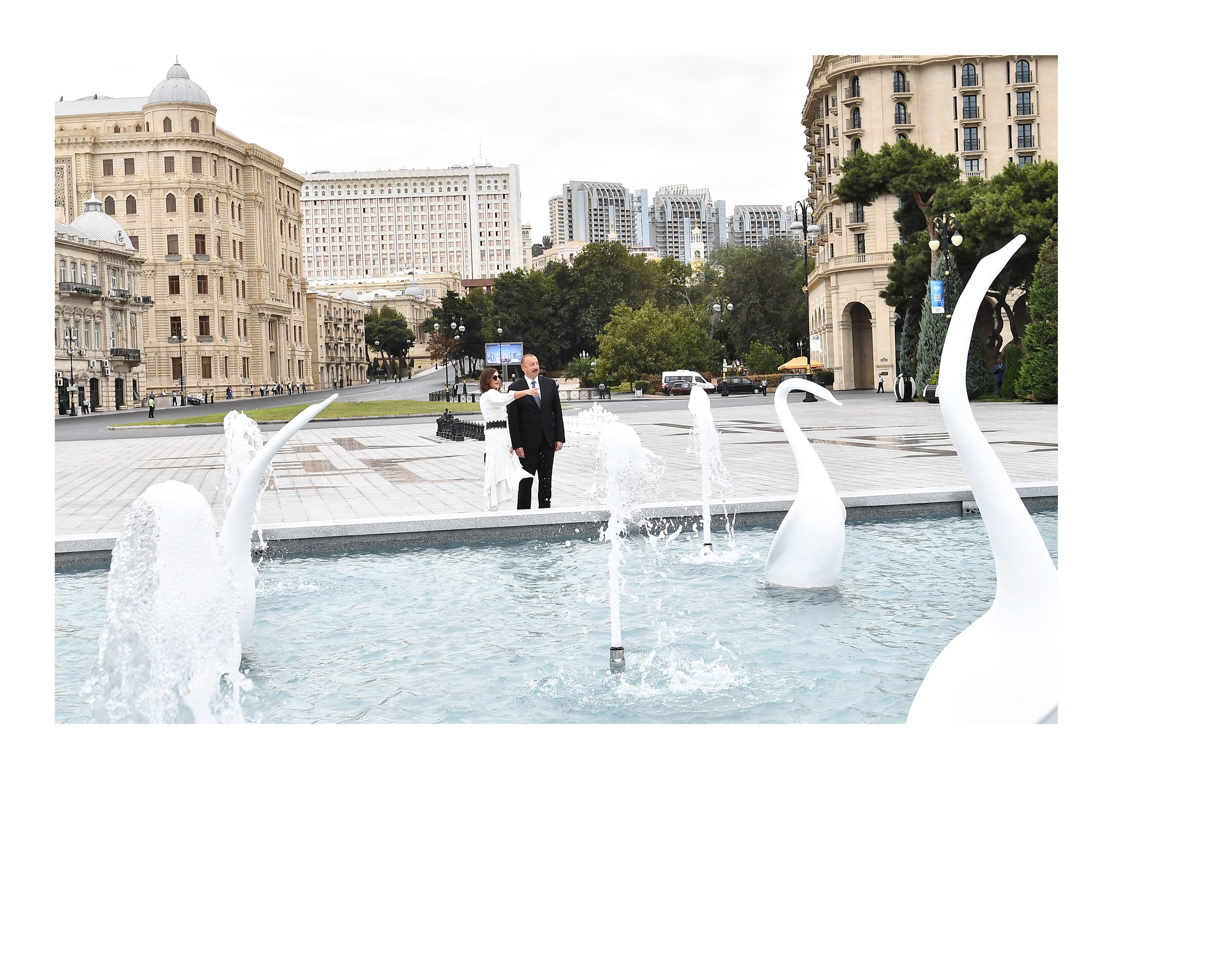 Президент Ильхам Алиев принял участиев открытии восстановленного фонтанного комплекса «Лебеди» на Бакинском бульваре
