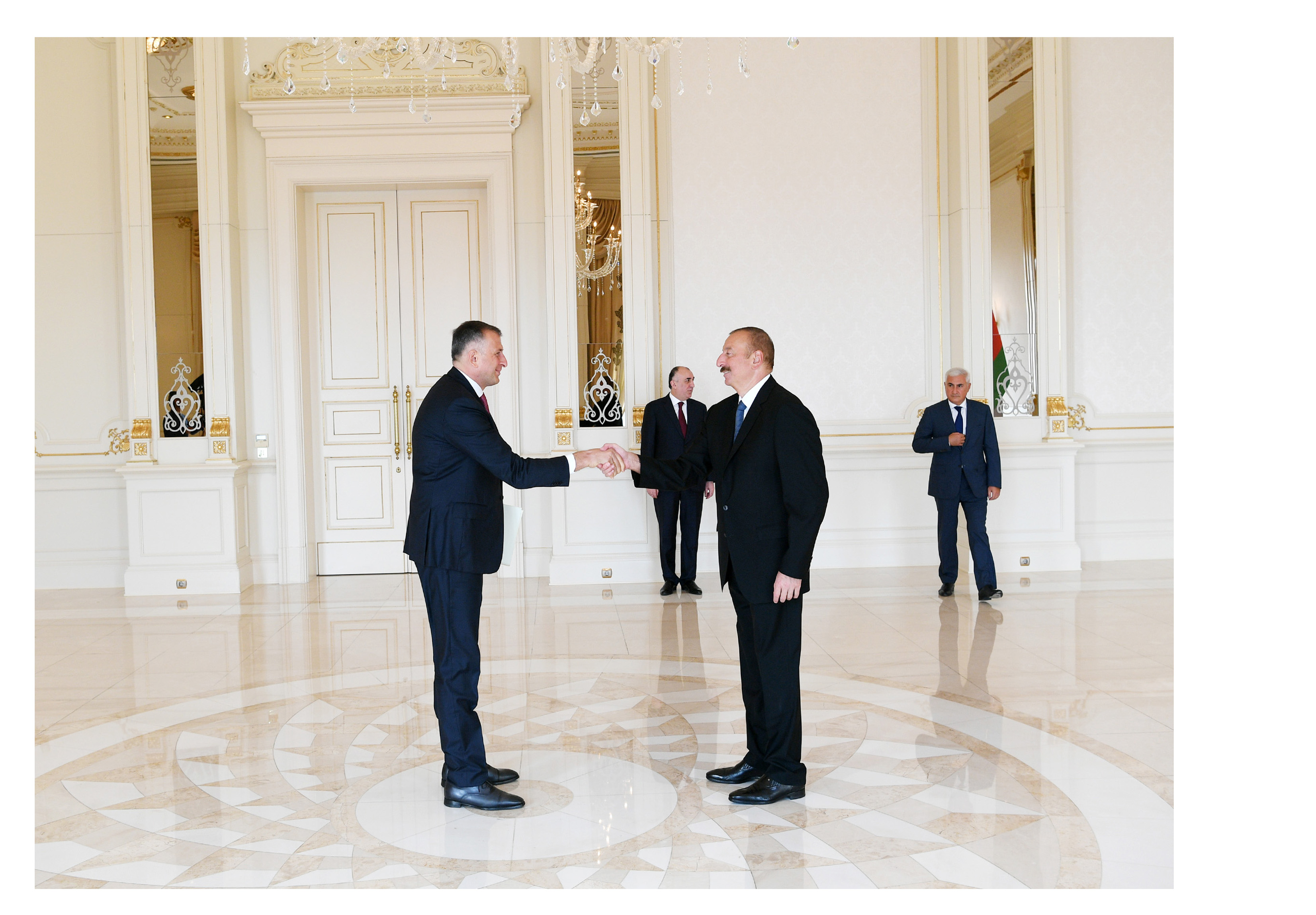 Президент Ильхам Алиев принял верительные грамотыновоназначенного посла Грузии в Азербайджане