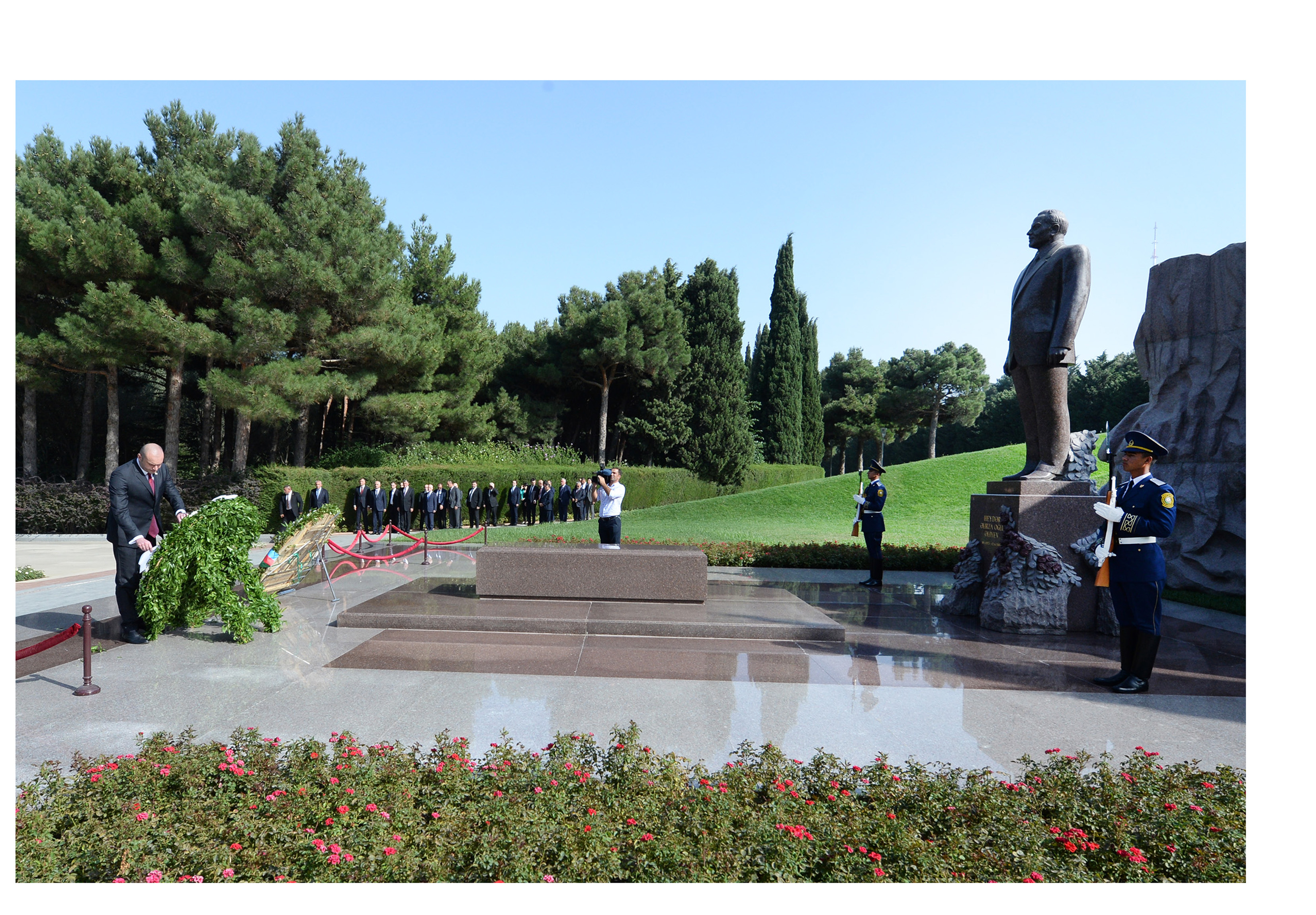 Премьер-министр Грузии посетил могилу общенационального лидера Гейдара Алиева