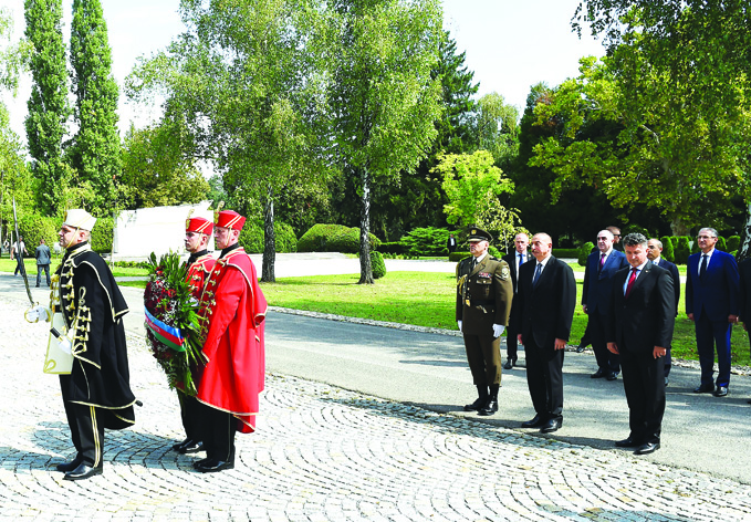 Президент Ильхам Алиев посетил в Загребе монумент «Голос хорватских жертв — Стена боли»