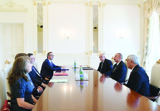 Президент Ильхам Алиев принял делегацию во главе с главным исполнительным директором компании TOTAL