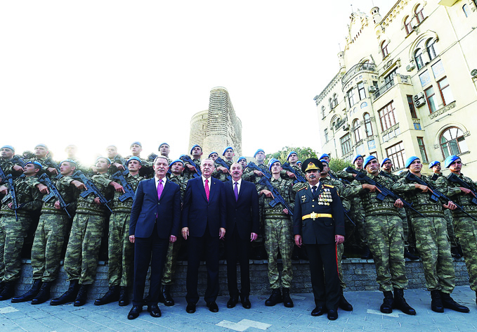 Президенты Азербайджана и Турции сфотографировались на память с участниками парада