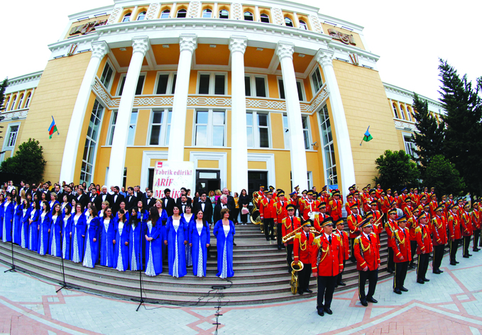 Перед Бакинской музыкальной академией торжественно отмечен День национальной музыки