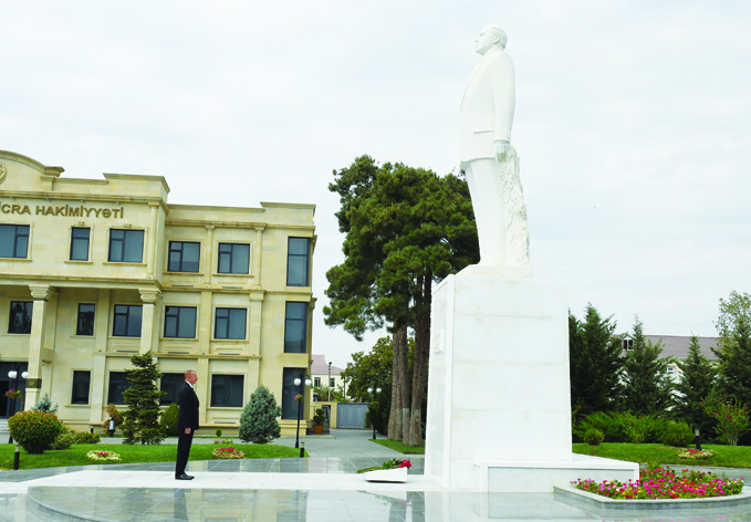 Посещение памятника великому лидеру Гейдару Алиеву в Билясуваре