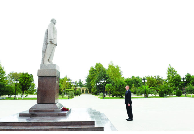 Посещение памятника общенациональному лидеру Гейдару Алиеву в Масаллы
