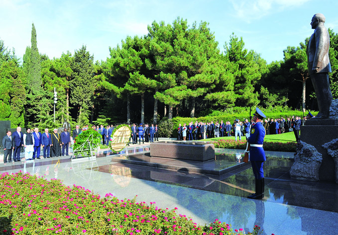 Участники торжественного заседания, посвященного 100-летию азербайджанского парламента, посетили могилу великого лидера Гейдара Алиева и Шехидляр хиябаны