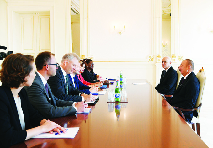 Президент Ильхам Алиевпринял делегацию во главе с вице-президентом Европейского инвестиционного банка