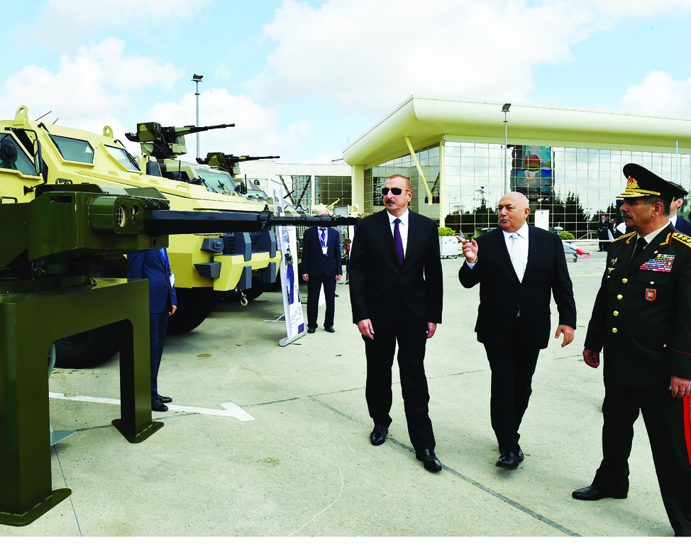 Президент Ильхам Алиев ознакомился с третьей Азербайджанской международной оборонной выставкой ADEX 2018