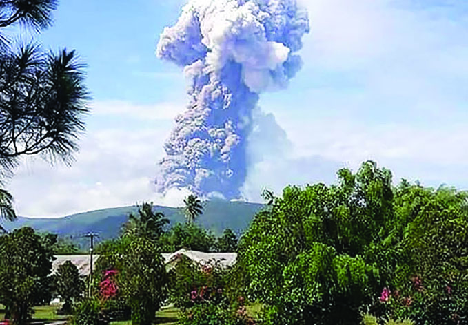 На индонезийском острове, где произошло землетрясение, проснулся вулкан