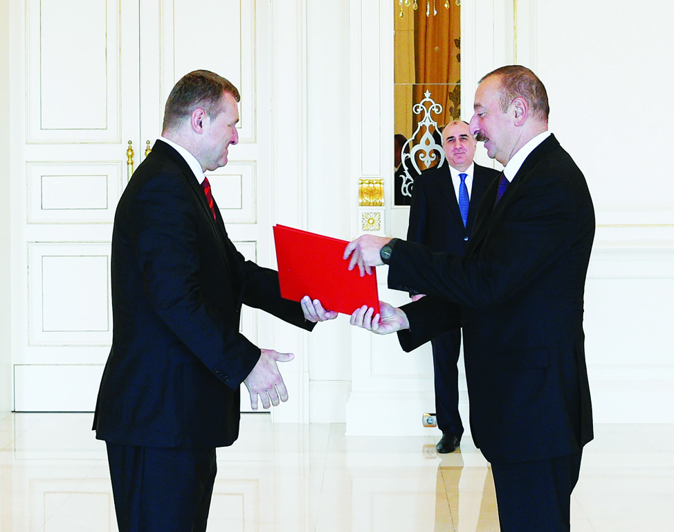 Президент Ильхам Алиев принял верительные грамоты новоназначенного посла Чехии в Азербайджане