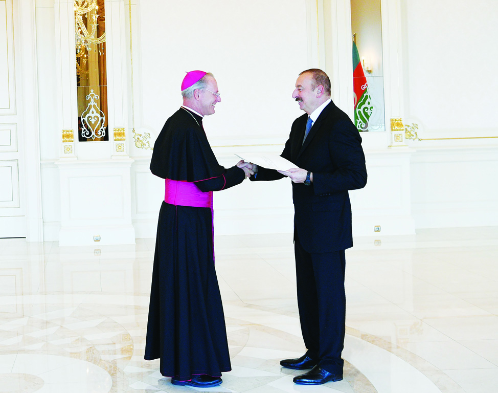 Президент Ильхам Алиев принял верительные грамоты апостольского нунция Святого престола в Азербайджане