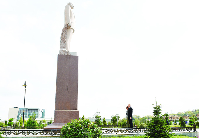 Посещение памятника великому лидеру Гейдару Алиеву в Губе