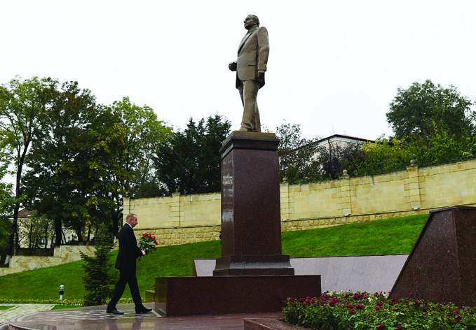Посещение памятника общенациональному лидеру Гейдару Алиеву в Лерике