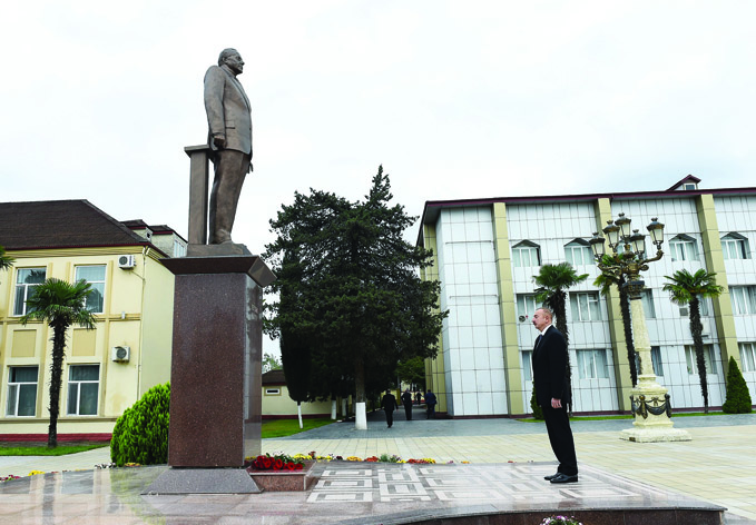 Посещение памятника великому лидеру Гейдару Алиеву в Астаре