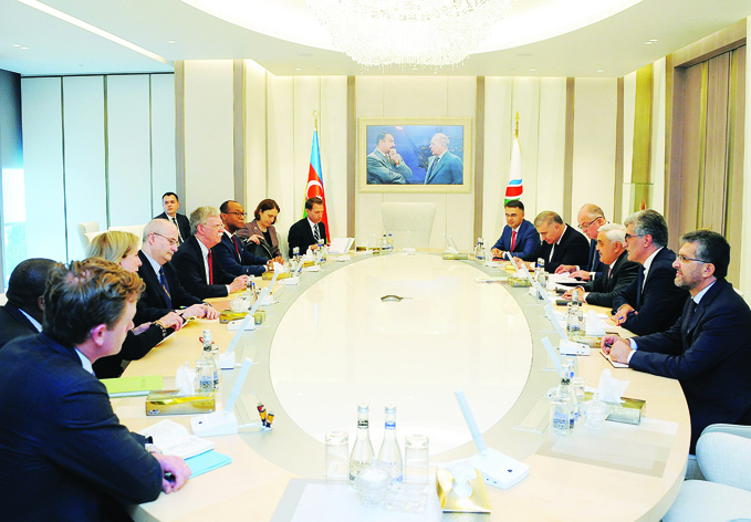 На состоявшейся в SOCAR встрече говорилось о значимости реализуемых Азербайджаном энергетических проектов