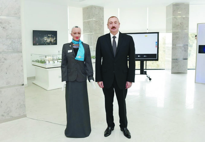 Робот София поделилась фотографией с Президентом Азербайджана