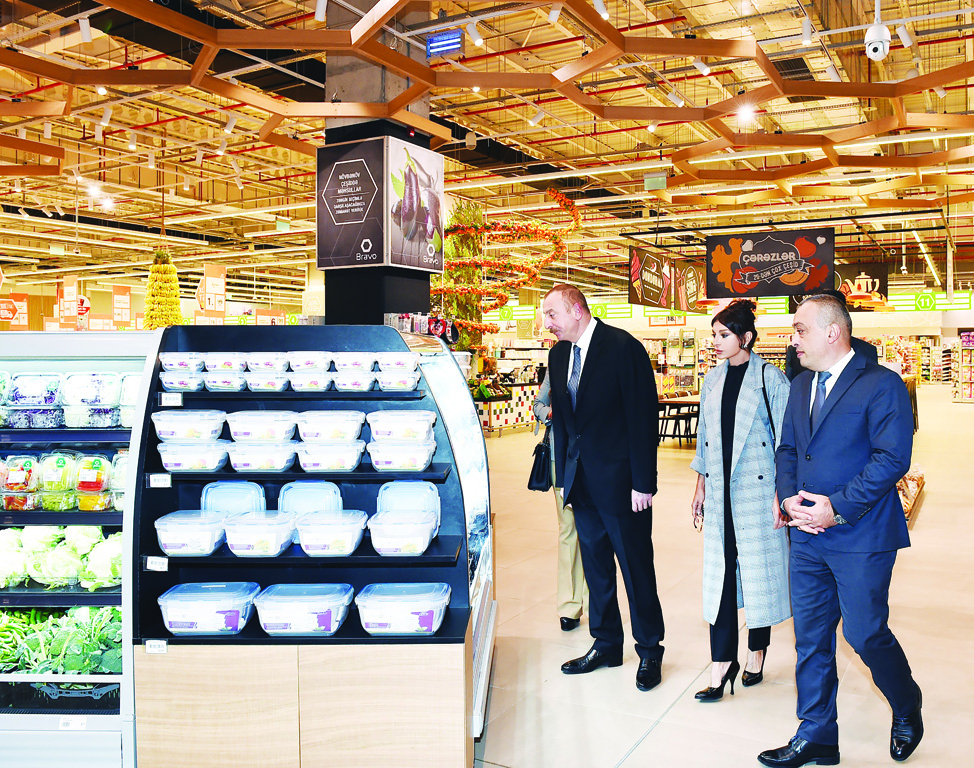 Президент Ильхам Алиев принял участие в открытии нового гипермаркета сети маркетов Bravo