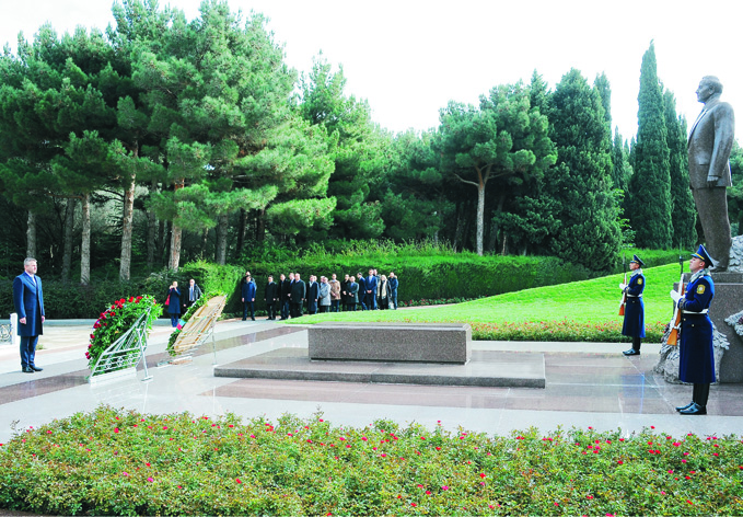 Премьер-министр Словакии посетил могилу общенационального лидера Гейдара Алиева и Шехидляр хиябаны