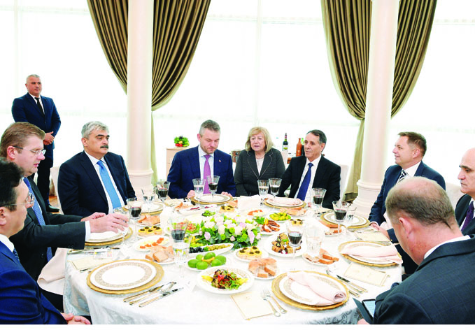 Состоялся совместный рабочий обед премьер-министров Азербайджана и Словакии