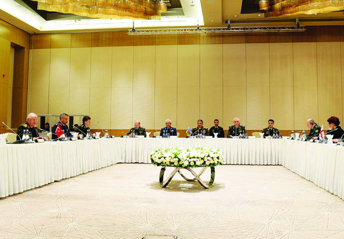 В Баку состоялась трехсторонняя встреча с участием министра обороны Азербайджана, начальников генеральных штабов Турции и Грузии