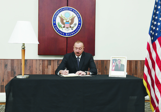 Президент Ильхам Алиев посетил посольство Соединенных Штатов Америки в нашей стране и выразил соболезнования в связи с кончиной 41-го Президента США Джорджа Буша